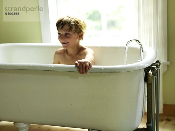 Junge - Person  Badewanne