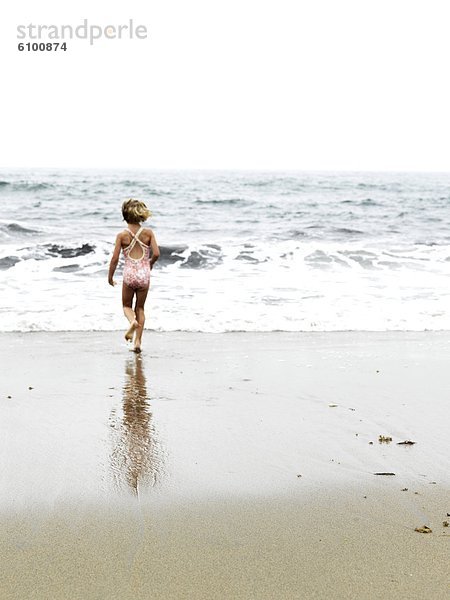 rennen  Ozean  jung  Mädchen