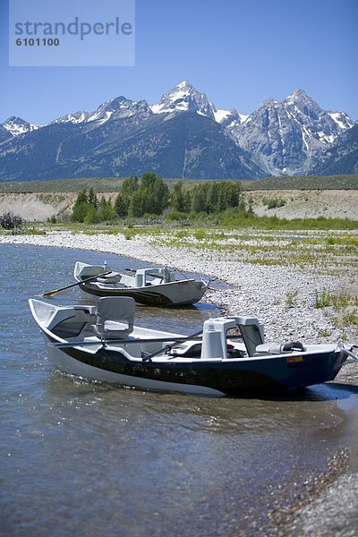 Wasserrand  sitzend  Berg  Boot  Hintergrund  Fluss  2  bedecken  Schnee