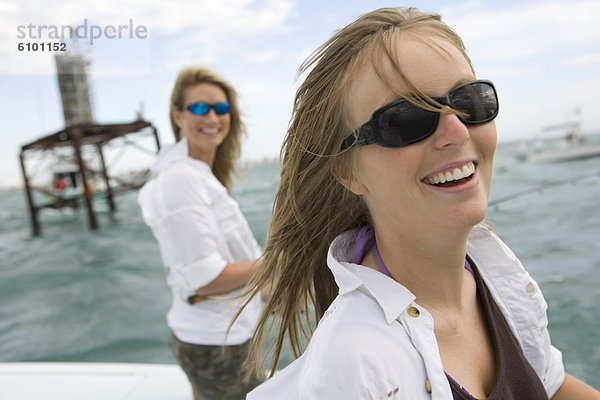 Frau  lächeln  Ozean  Boot  Blick in die Kamera  2  Sonnenbrille  Ar