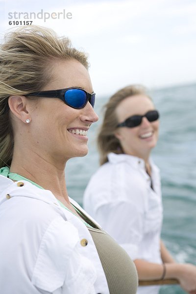 Frau  lächeln  Ozean  Hintergrund  2  Sonnenbrille