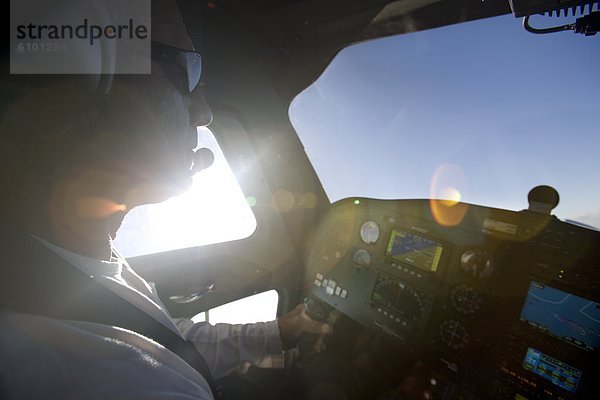 fliegen  fliegt  fliegend  Flug  Flüge  Himmel  blau  Ansicht  hinaussehen  Pilot  Hobel