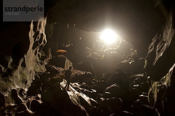 aufmachen  sehen  Beleuchtung  Licht  Touristin  Höhle  Asien  Laos