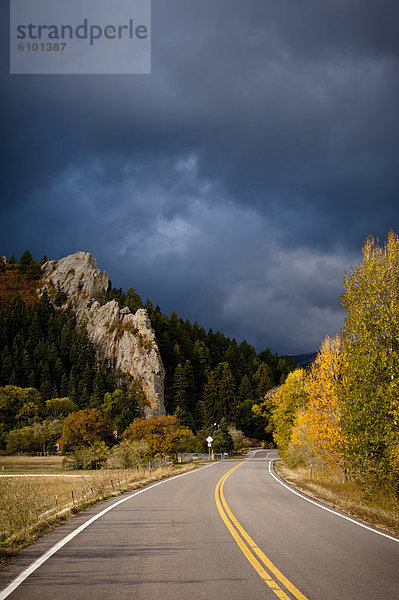 Farbaufnahme  Farbe  Baum  Himmel  Sturm  Bundesstraße  Colorado