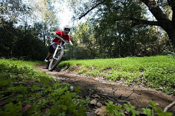 Berg  Mann  fahren  Weg  grün  Überfluss  extrem  umgeben  jung  Klee  Downhill mountain biking