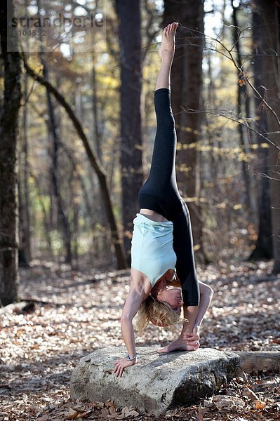 Frau  Tischset  Yoga  Außenaufnahme  Pose