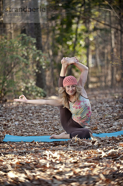 Frau  Tischset  Yoga  Außenaufnahme  Pose