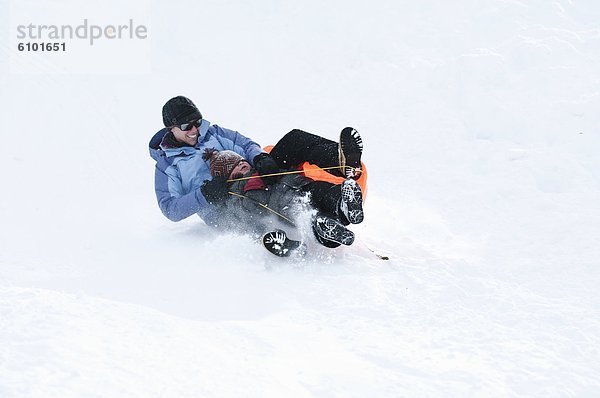 Frau  halten  Dorf  lang  langes  langer  lange  Nevada  Schrägansicht  schräg  Neffe  Schlitten