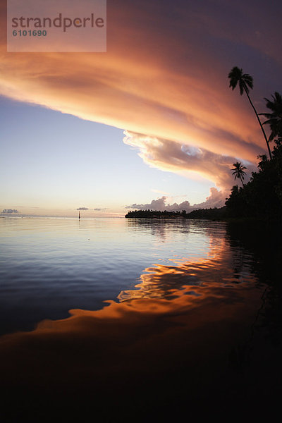hoch  oben  Farbaufnahme  Farbe  Wolke  Sonnenuntergang  Beleuchtung  Licht  Himmel  über  Ozean  Tahiti