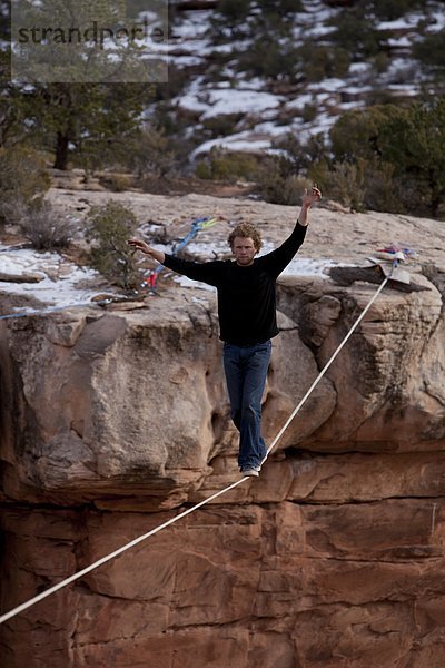 überqueren  Mann  Freiheit  Mensch  lang  langes  langer  lange  zerbrechen brechen  bricht  brechend  zerbrechend  zerbricht  1  100  Leine  Moab  Utah