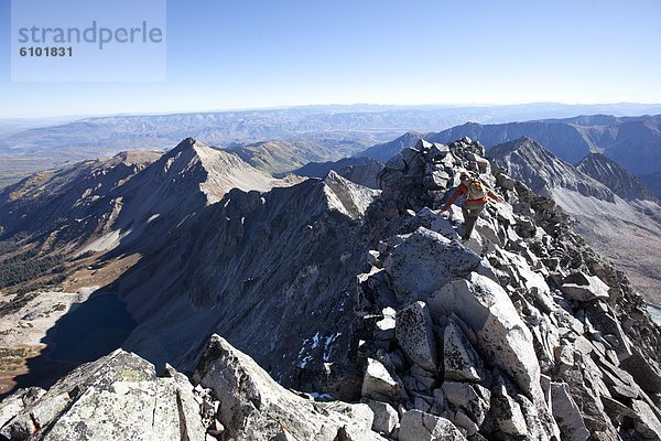 überqueren  Berg  Mann  Berggipfel  Gipfel  Spitze  Spitzen  jung  Freisteller  Linie