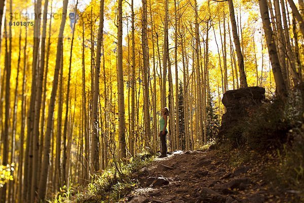 Farbaufnahme  Farbe  Frau  Fröhlichkeit  Überraschung  Ende  wandern  jung  Colorado