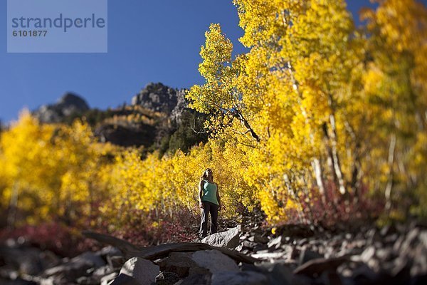 Farbaufnahme  Farbe  Frau  Fröhlichkeit  Überraschung  Ende  wandern  jung  Colorado