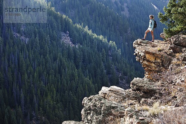 Frau  nehmen  Ecke  Ecken  über  wandern  jung  sehen  Schlucht