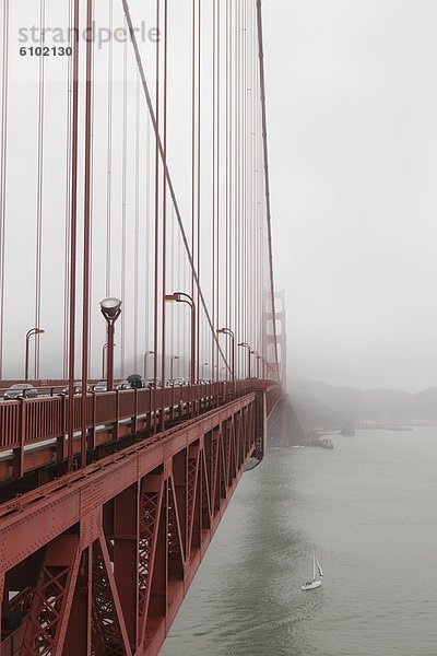 Tag klein unterhalb Nebel Kalifornien Golden Gate Bridge