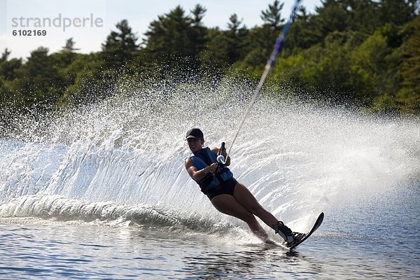 nahe  Wasser  Skifahrer  drehen  Spritzer  See  groß  großes  großer  große  großen  Skisport  Maine