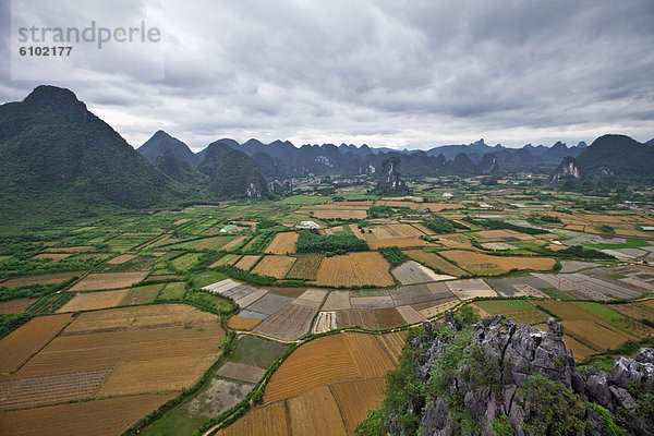 zwischen  inmitten  mitten  Berg  strecken  Bauernhof  Hof  Höfe  China  Karst  Patchwork  Trasse