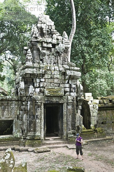 Reiseführer  Frau  Touristin  Komplexität  Angkor  Kambodscha  vorlesen