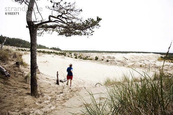 Ende  folgen  rennen  Wald  Sand  Start  vorwärts  Mädchen