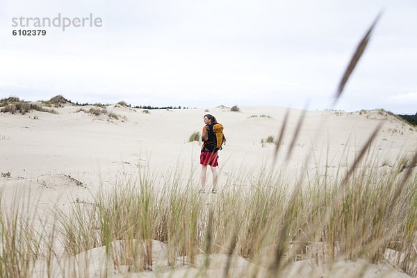 Rucksack  gehen  1  Sand  Kleidung  Düne  Mädchen