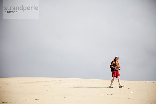 Rucksack  gehen  1  Sand  Kleidung  Düne  Mädchen