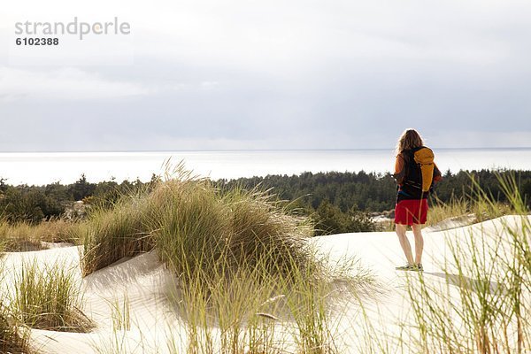 Rucksack  gehen  1  Sand  Kleidung  Düne  Mädchen