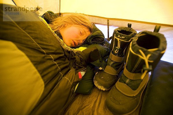 Junge - Person  schlafen  Zelt  unbewohnte  entlegene Gegend  Kalifornien