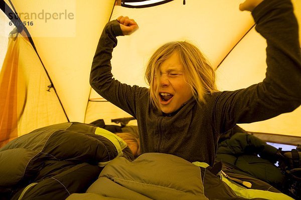hoch  oben  Junge - Person  camping  Zelt  unbewohnte  entlegene Gegend  Kalifornien