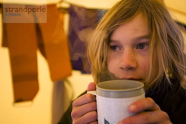 Fröhlichkeit  Tasse  Junge - Person  Wärme  Schokolade  unbewohnte  entlegene Gegend  Kalifornien