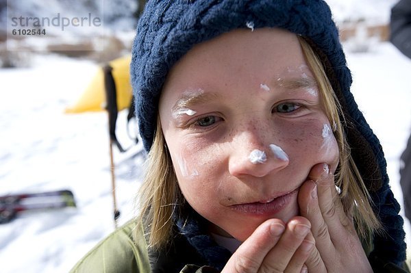 Junge - Person  eincremen  verteilen  camping  Sonnencreme  unbewohnte  entlegene Gegend  Kalifornien