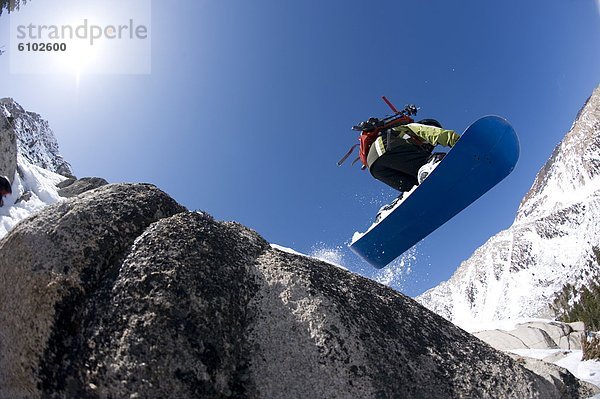 Felsbrocken  Snowboarding  Junge - Person  unbewohnte  entlegene Gegend  Kalifornien