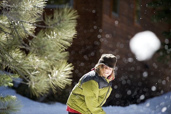 Außenaufnahme  werfen  Junge - Person  See  Kalifornien  freie Natur  spielen  Schneeball