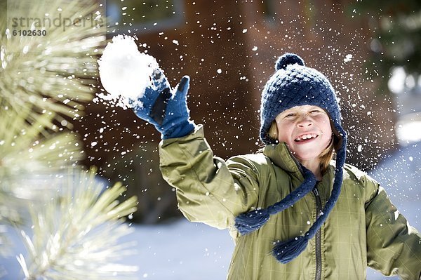 Außenaufnahme  werfen  Junge - Person  See  Kalifornien  freie Natur  spielen  Schneeball