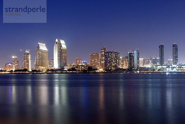 Skyline  Skylines  beleuchtet  Insel  Kalifornien  San Diego  Coronado  Abenddämmerung