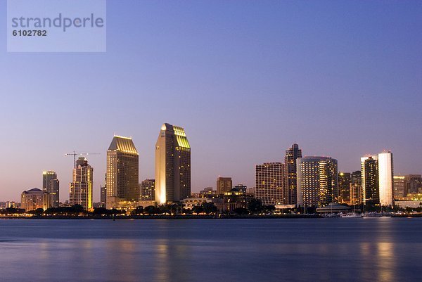 Skyline  Skylines  beleuchtet  Insel  Kalifornien  San Diego  Coronado  Abenddämmerung