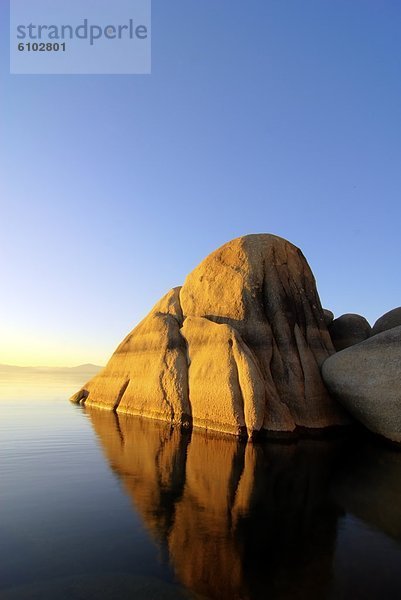 beleuchtet  Sonnenuntergang  See  Nevada  groß  großes  großer  große  großen  Boulder  Granit