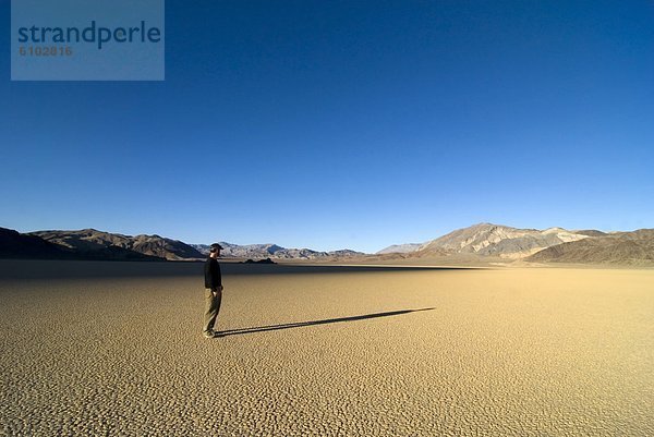 Nationalpark Mann sehen Schatten lang langes langer lange Sand Kalifornien Death Valley Nationalpark Tartanbahn