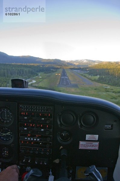 Flugzeug  Rollbahn  klein  Start  nähern  Flughafen  Kalifornien  Landschaft  bekommen