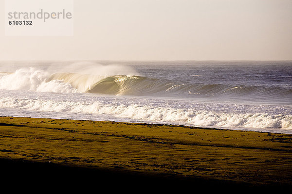 Strand groß großes großer große großen Fass Kalifornien Malibu Wasserwelle Welle