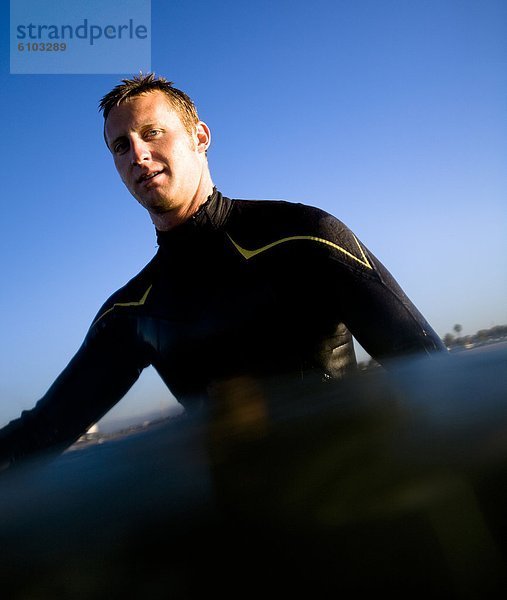 Hafen  Portrait  Mann  Pose  Tauchanzug  jung  Kalifornien  Wellenreiten  surfen