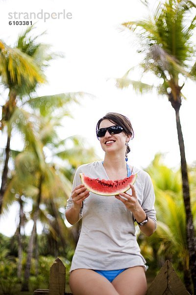 Frau  lächeln  Wassermelone  essen  essend  isst  Stück