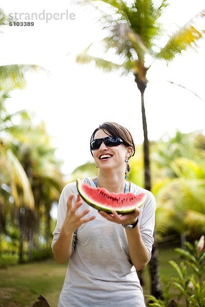 Frau  lächeln  Wassermelone  essen  essend  isst  Stück