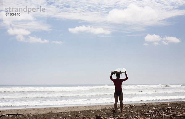 Frau  ruhen  Strand  Ozean  Surfboard