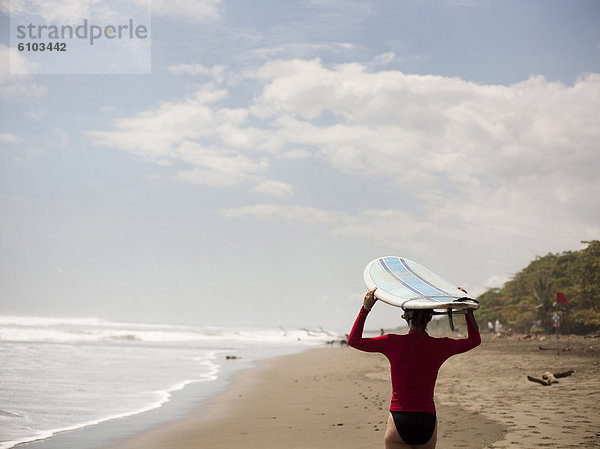 Frau  ruhen  Strand  Ozean  Surfboard