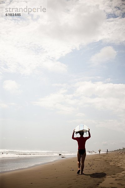 Frau  ruhen  gehen  Strand  Surfboard