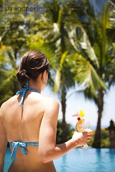 Tropisch  Tropen  subtropisch  Frau  Getränk  Bikini  Kleidung  Außenaufnahme