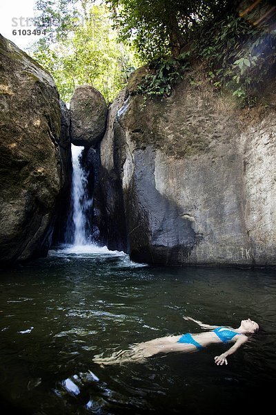 Wasser  Frau  fließen  Schwimmbad  Wasserfall  schwimmen