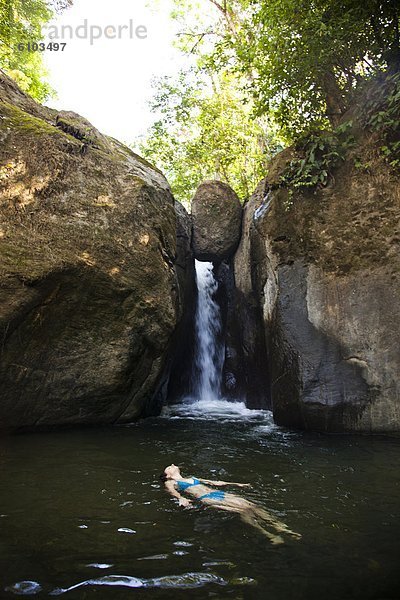 Wasser  Frau  fließen  Schwimmbad  Wasserfall  schwimmen