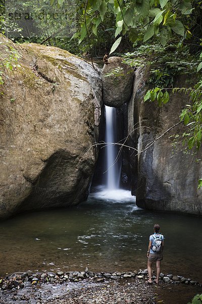 Rucksack  Wasser  Frau  sehen  Ecke  Ecken  Schwimmbad  Wasserfall  Kleidung