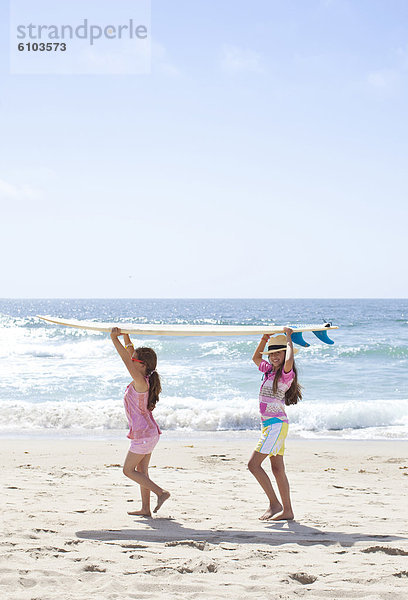 gehen Strand Sand 2 jung Mädchen